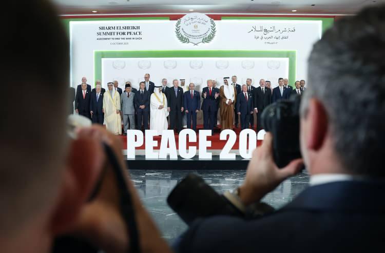 <p>Cumhurbaşkanı Recep Tayyip Erdoğan ve ABD Başkanı Donald Trump'ın da aralarında bulunduğu çok sayıda liderin katıldığı Mısır'ın Şarm el-Şeyh kentindeki tarihi zirvede imzalar atıldı. </p>