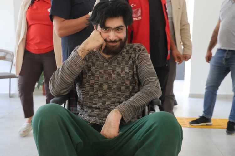 <p>Hatay'da depremzede gencin 3 yıldır evden çıkmayıp sadece telefon ile oynaması, ülke gündeminde günlerce konuşulmuştu.</p>
<p>Gencin sosyal hayata adapte olması için ekipler harekete geçti. </p>