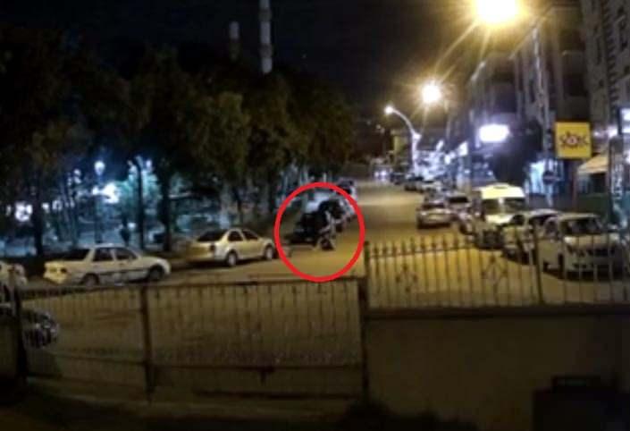 <p>Abla Yılmaz, kardeşinin çok ciddi bir ameliyat geçirdiğini ve yoğun bakımda olduğunu söyleyerek, <strong>"Şu an <span style="color:#A52A2A">kafatasının yarısı karnının içine gömüldü.</span> Hayati tehlikesi var. Doktorlar 'yaşasa bile muhtemelen felç kalacak' diyor. Acımasızca darp edildi benim kardeşim. Kafasına çok ciddi anlamda bir darbe geldi. Ailesi de o gün akşam hastaneye geldiler. ‘Sizin kızınız çağırmış’ diyorlar. Kızımız çağırmış da kızımız 'beni öldür' diye mi çağırdı? Bu kasten adam öldürmek. Bunun peşini ben asla ve asla bırakmayacağım. Bizim başımıza bu geldi. Bir evlat kolay büyütülüp yetiştirilmiyor. Ne kadar zorluklarla ve 25 yaşında bir genç kızdan bahsediyoruz. <em><span style="color:#A52A2A">Gözü belki görmeyecek. Belki bir tarafı felç kalacak. Belki yatağa bağlı kalacak senelerce. Şu an bir bilinmezdeyiz biz ve önümüz çok uzun, süreç çok uzun.</span></em> En ağır cezayı alması için elimizden gelen her şeyi yapacağız. Adalete güveniyorum." </strong>diye konuştu. </p>

<p> </p>

<p><strong><em>Kaynak: DHA</em></strong></p>
