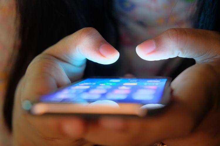 <p><strong>HANGİ CİHAZLARDA KULLANILABİLECEK</strong></p>

<p> </p>

<p><strong>Peki 5G teknolojisine geçildiğinde telefonlar çalışacak mı? Bugün satılan amiral gemisi akıllı telefonların çoğunda 5G modem entegre durumda ve teknik olarak 5G desteği bulunuyor.</strong> Ancak 5G performansı sadece cihazın modemi ile değil; desteklediği frekans bantları, anten dizilimi, yazılım optimizasyonu ve operatör- altyapı uyumu ile de belirleniyor.</p>

<p> </p>

<p>Yani cihazınız teorik olarak 5G desteğine sahip olsa bile, Türkiye'deki 5G bantlarını desteklemiyorsa tam performans alamayabilirsiniz. BTK tarafından "5G kullanan abone" sayısına dair bir kamu verisi paylaşılmış değil; yaygın ticari kullanıma geçilmediği için bu rakam çok düşük düzeyde olacaktır. Deneme izinleri, altyapı kurulum çalışmaları ve pilot bölgeler bu sürecin ilk safhaları.</p>

