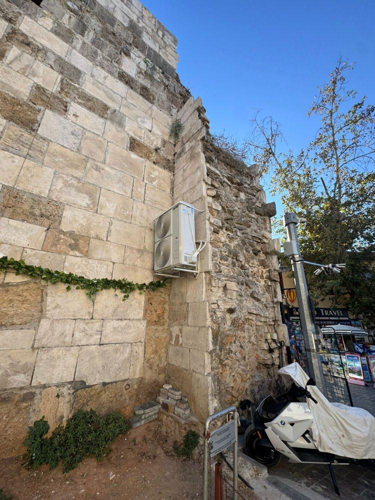 <p> Kaleiçi'nin en önemli meydanlarından biri olan Tuzcular Mahallesi Paşa Camii Sokak'taki Balıkpazarı Burcu'nun duvarlarının delinip klima ünitesi monte edilmesi, tepki çekti. Geçmişi Helenistik döneme kadar uzanan ve Antalya'nın kadim tarihinin canlı tanıklarından biri olan burçta yapılan bu müdahale, CİMER'e yapılan şikayetle ortaya çıktı.</p>