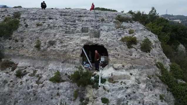 <p>Evde yaşadığı gibi mağarada düzenini kuran Bozoğlan, ihtiyacı olan huzuru ve mutluluğu mağarada bulduğunu kaydetti. </p>