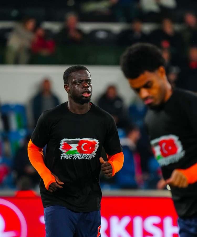<p>Karşılaşma öncesinde Başakşehirli futbolcular sahaya "Filistin'e özgürlük" yazılı tişörtlerle çıktı.</p>