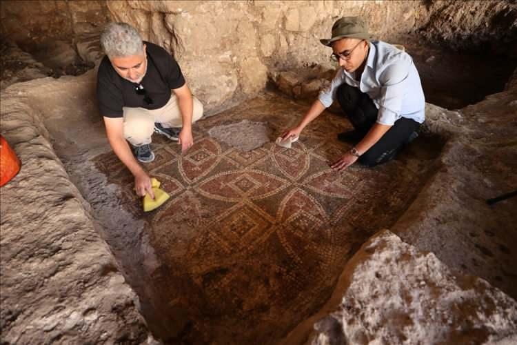 <p>Mardin Müze Müdürü İdris Akgül başkanlığında, arkeologlar Volkan Bağlayıcı ve Mehmet Şan ile uzmanlar tarafından mülk sahibinin desteğiyle yürütülen kurtarma kazısında ilgi uyandıran bulgulara rastlanıldı.</p>