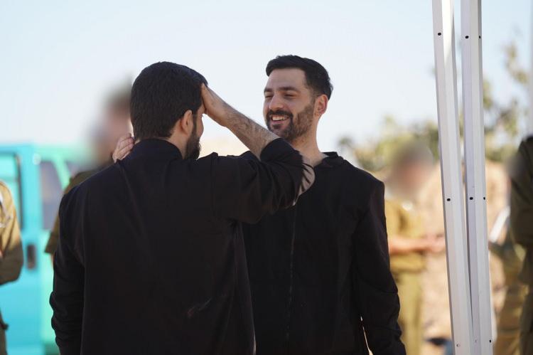 <p>Fotoğrafta serbest bırakılan esirlerden Gali Berman (sağda) ve Ziv Berman (solda) görülüyor.</p>
