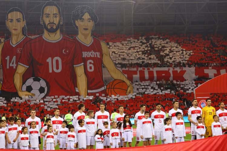 <p>Türkiye Futbol Federasyonu yönetim kurulu, Kocaeli Stadyumu'nda oynanan müsabakanın tribün gelirlerini insanlık dramı yaşayan Gazze halkına bağışladığını daha önce açıklamıştı. </p>