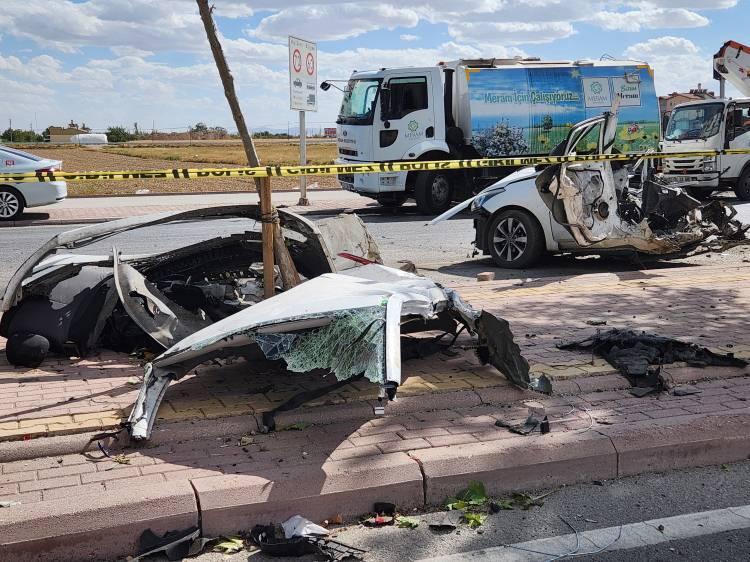 <p>Cuma namazına gitmek için yola çıkan Mehmet Akif İnan Anadolu Lisesi'nde görevli kimya öğretmeni Mevlüt Külcü yönetimindeki 42 BT 341 plakalı otomobile, Antalya Çevreyolu Caddesi'nde kırmızı ışıkta beklerken, İsmail Andaç (41) yönetimindeki 42 AIT 900 plakalı otomobil arkadan çarptı. İkiye bölünen otomobildeki Külcü hayatını kaybetti, Andaç ise yaralandı. 2 çocuk babası Mevlüt Külcü, Ilgın ilçesinde toprağa verildi.</p>
<p> </p>
