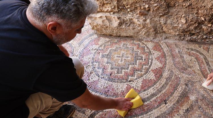 <p>Mardin'de temizlik çalışması yapılan tarihi bir değirmenin tabanında bulunan mozaik taban döşemeleri Mardin Müze Müdürlüğü'nü harekete geçirdi. Yapılan incelemeler sonucu "Tittos Domestikos" yazılı yazıta ulaşıldı ve alanın tescili için çalışmalara başlandı.</p>
