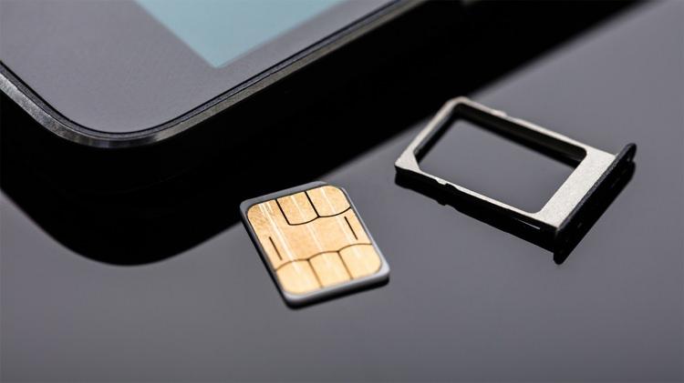 <p><span style="color:#B22222"><strong>SIM KART UYUM TESTİ HİZMETİ SUNUYOR</strong></span></p>
<p> </p>
<p>Türk Telekom, 5G'nin yaygınlaşmasıyla birlikte daha yüksek hızlar, düşük gecikme süresi ve yapay zeka destekli hizmetlerin daha verimli çalışacağını vurguluyor. 5G, özellikle bulut oyunlar, artırılmış gerçeklik uygulamaları ve IoT cihazları için önemli bir altyapı oluşturacak. Türk Telekom yetkilileri, 5G'ye geçiş sürecinde müşterilerinin cihaz uyumluluğu konusunda endişe yaşamaması için hem satış öncesi bilgilendirme hem de SIM kart uyum testi hizmeti sunduklarını belirtiyor. Şirketin web sitesinde yer alan bilgilere göre <strong>Apple, Samsung, Xiaomi, Oppo, Honor, Huawei, Vivo ve General Mobile markalarının yeni nesil modelleri 5G desteğiyle satışta. 5G uyumlu olarak öne çıkan bazı modeller şunlar: Apple: iPhone 12, 13, 14, 15, 16 ve 17 serileri Samsung: Galaxy S21, S22, S23, S24, S25 serileri ile Galaxy Z Flip/Fold modelleri Xiaomi: Redmi Note 12 Pro 5G, 13T, 14T, 15T serileri Oppo: Reno 10 5G, A78 5G Honor: Magic 6 Lite, Honor 90 Huawei: Mate 40 Pro, Nova 11 serisi, Pura 70 ve Pura 80 serileri Vivo: V29 5G, Y36 5G.</strong></p>