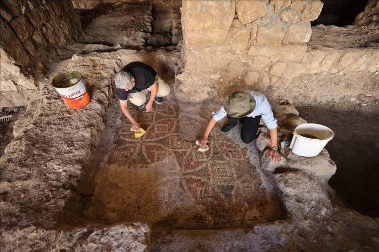 <p>Değirmenin iç bölümündeki iki alanda farklı renkte mozaik taban döşemeleri bulundu. Söz konusu döşemelerde kare, dikdörtgen, daire ve üçgen gibi geometrik şekillerle beraber dalga, düğüm, haç ve sonsuzluk motifi ile "Tittos Domestikos" yazılı yazıta ulaşıldı.</p>