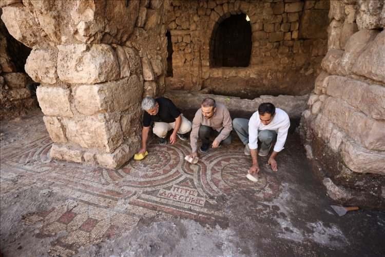<p>Alanda yapılacak konservasyon çalışmalarının ardından yapı ile ilgili daha sağlıklı bilgilere ulaşacaklarını sözlerine ekleyen Mardin Müze Müdürü ve Kazı Başkanı Akgül, mülkiyet sahiplerine mozaik alanla ilgili Mardin Müze Müdürlüğüne bilgi verdikleri için teşekkür etmeyi ihmal etmedi. Akgül, "Burası bir işletme, bir tesis alanı. Mülkiyet sahibinin burayı projelendirip ziyarete açmak gibi önerileri var. Yapılacak çalışmalar sonrasında mozaiğin bu alanda sergilenmesi planlaması da var." diye konuştu.</p>