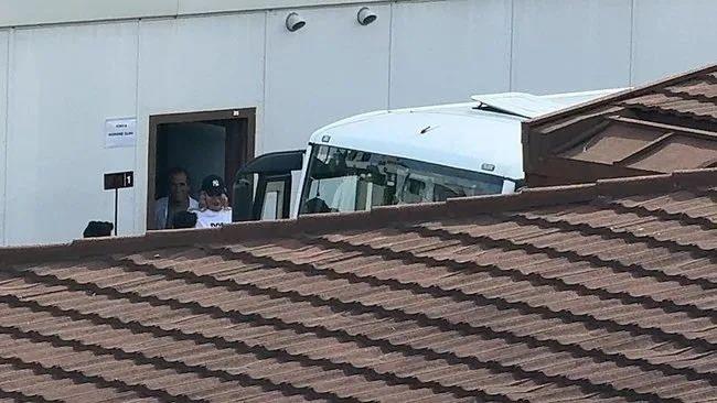 <p>Son dakika haberi... Uyuşturucu operasyonunda 12 ünlü isim, ifadeleri ve kan örnekleri alınmak üzere İl Jandarma Komutanlığına götürülmüştü. </p>

