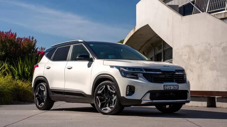 <p>Yeni modeller ile bilgiler veren Kia Türkiye Genel Müdürü Can Ağyel, yeni model atağına önümüzdeki hafta makyajlı Sportage ile başlayacaklarını bildirdi.</p>