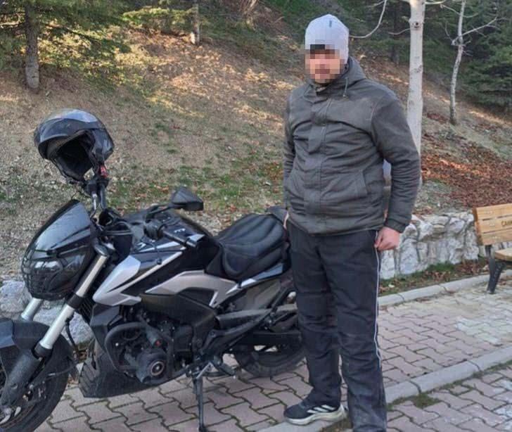 <p><span style="color:#A52A2A"><strong>TARTIŞMAYA BAŞLADILAR </strong></span></p>
<p>Taraflar arasında bilinmeyen nedenle tartışma çıktı. Tartışma sırasında Merve Ongun, Kaan B.'nin motosikletini devirdi. </p>