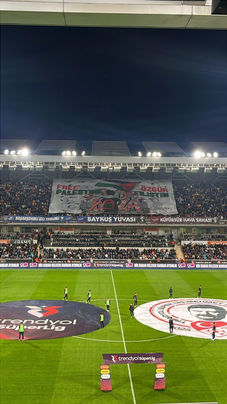 <p>Ayrıca Başakşehir tribünlerinde Filistin'e destek pankartları açıldı.</p>