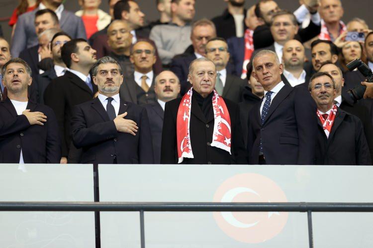 <p>Cumhurbaşkanı Recep Tayyip Erdoğan karşılaşmayı tribünden takip etti. </p>