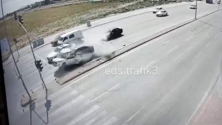 <p>Konya’da kırmızı ışıkta bekleyen otomobile çarpıp kimya öğretmeni sürücü Mevlüt Külcü'nün (40) hayatını kaybetmesine neden olan otomobilin 229 kilometre hızlı olduğu ortaya çıktı.</p>
<p> </p>