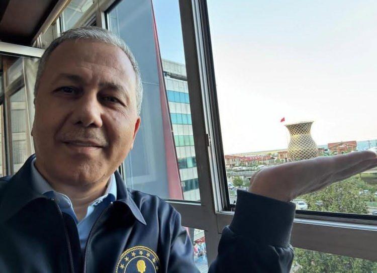 <p>Bakan Yerlikaya, Rize'deki çay bardağı akımına uyarak devasa çay bardağı elindeymiş gibi poz verdi.</p>
<p> </p>