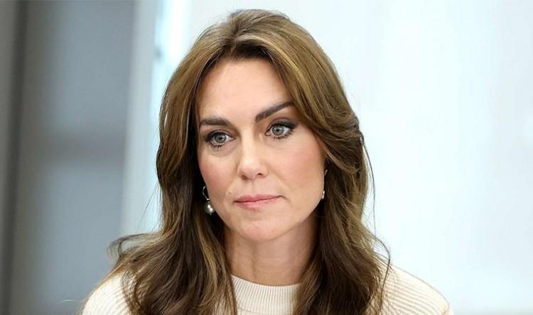 <p>Kraliyet çevrelerinden edinilen bilgilere göre, yeni aile üyesine “daha sade, zarif ve geleneksel modeller” tercih etmesi yönünde uyarı yapıldı. Özellikle diz altı etekler, kapalı burunlu ayakkabılar ve pastel tonlar kraliyet protokolünün vazgeçilmezleri arasında yer alıyor.</p>