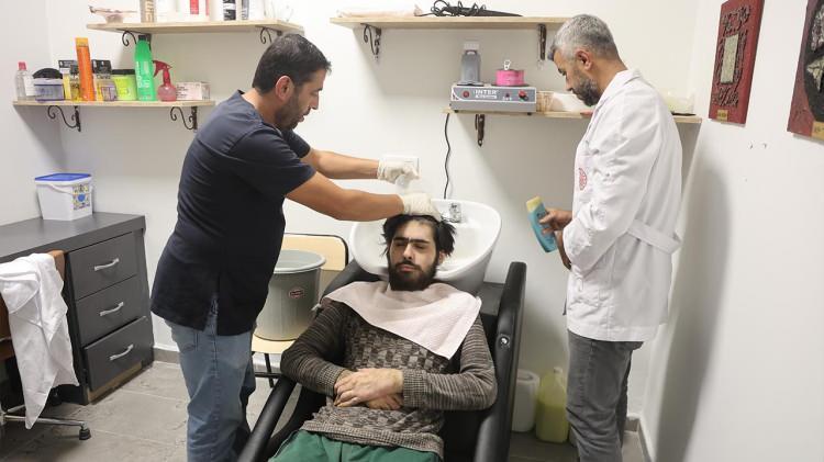 <p>VESAYET ALTINA ALINACAK</p>
<p>Bakanlık ekipleri, anne Semira Özbay ile iletişime geçerek Barış Özbay’ın bir sağlık kuruluşunda tedavi altına alınması ve yasal olarak vesayet altına alınması için gerekli girişimleri başlattı.</p>