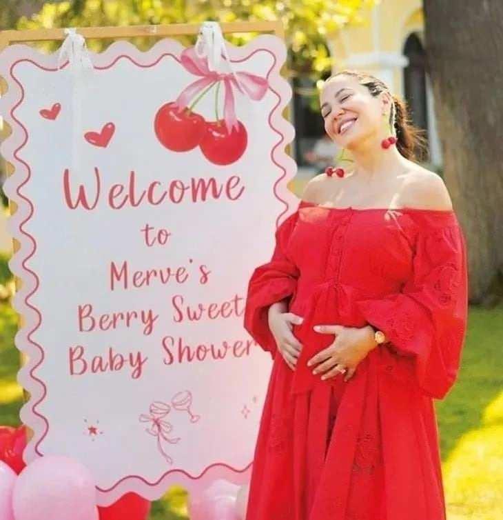 <p><strong>Mutlu evlilikleriyle adından söz ettiren çift, geçtiğimiz aylarda bebek beklediklerini duyurmuşlardı.</strong></p>