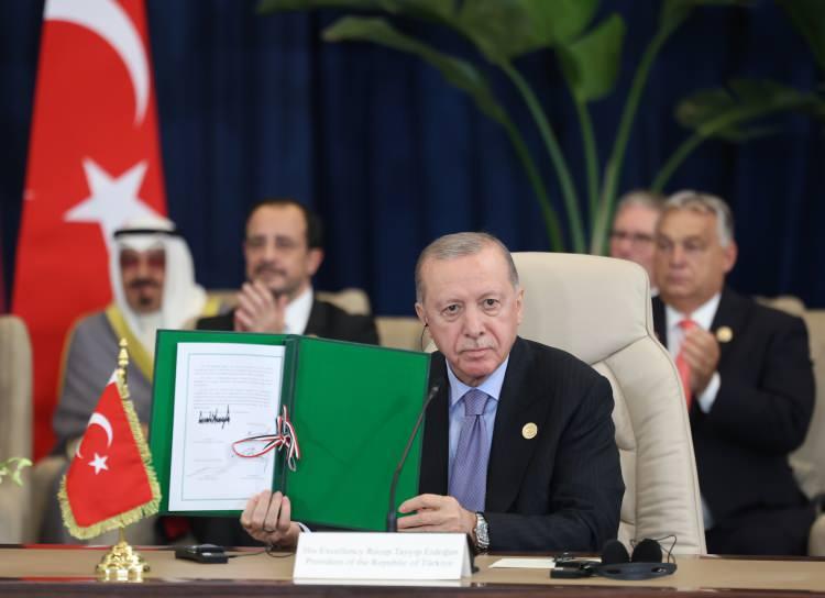 <p>Gal'e göre Tel Aviv sahadaki gerçekleri belirlerken, Doha ve Ankara bu gerçekleri <strong>"Hamas'ın diline"</strong> çeviriyor; bu iki başkentin masada kalması durumunda sürecin ara verme değil, İsrail için bir yenilgiye dönüşeceği uyarısını yaptı.</p>