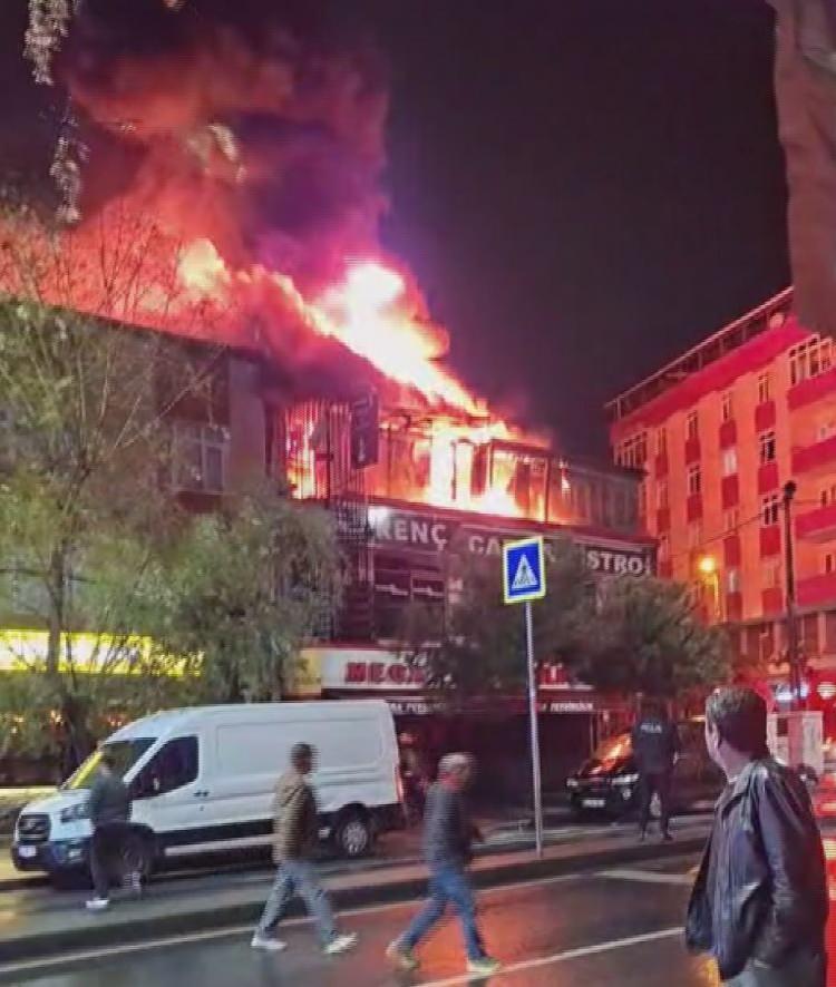 <p>Sultangazi'de bir kafede çıkan yangın kısa sürede büyüdü. Alevler itfaiyenin müdahalesi ile söndürülürken, kafe kullanılamaz hale geldi.</p>
<p> </p>