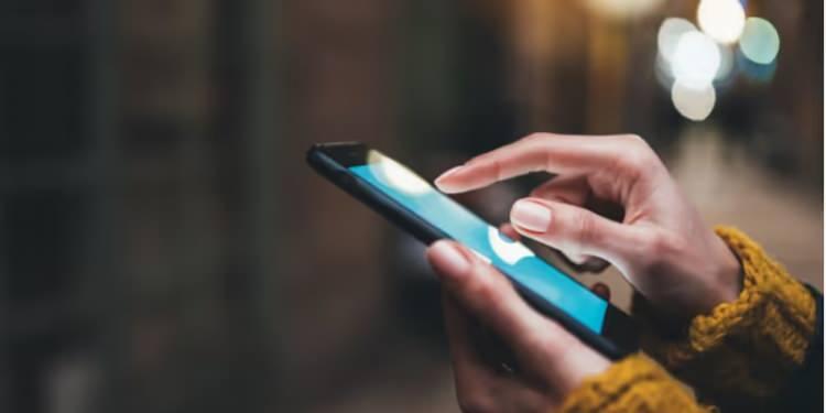 <p><span style="color:#B22222"><strong>TELEFONUM DESTEKLİYOR MU?</strong></span></p>
<p> </p>
<p>Türkiye'de 5G hizmeti başlamadan önce birçok kullanıcı "telefonum 5G'yi destekliyor mu?" sorusunun cevabını arıyor.</p>
<p> </p>
<p>1- Ayarlar menüsüne bakın: Android telefonlarda "Ayarlar>Mobil Ağ>Ağ Türü" kısmında "5G/4G/3G" seçeneği görünüyorsa cihazınız 5G uyumludur. iPhone'da "Ayarlar>Hücresel> Hücresel Veri Seçenekleri>Ses ve Veri" adımlarında "5G Açık" veya "5G Otomatik" seçeneği bulunuyorsa, telefonunuz 5G desteklidir.</p>
<p> </p>
<p>2-Model numarasını kontrol edin: Cihazınızın "Hakkında" menüsünde model numarasını bulun ve üreticinin resmi sitesinde arayın. "5G (sub-6 GHz)" veya "mmWave" ifadeleri varsa, 5G desteklidir.</p>
<p> </p>
<p>3-SIM kart ve operatör uyumunu doğrulayın: Eski SIM kartlar 5G'yi desteklemeyebilir. Operatörünüzün müşteri hizmetlerini arayıp "SIM kartım 5G'ye uygun mu?" diye sorun.</p>
<p> </p>
<p>4-IMEI sorgu sitelerini kullanın: IMEI.info veya GSMArena.com gibi sitelerde cihazın IMEI numarasını girerek "Network" bölümünde "5G bands" satırını kontrol edin.</p>
