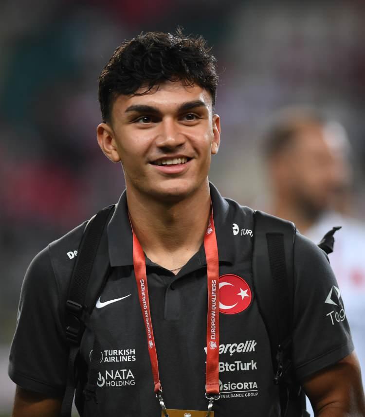 <p>19 yaşındaki oyuncu böylece Türk futbol tarihindeki yerini de almış oldu.</p>