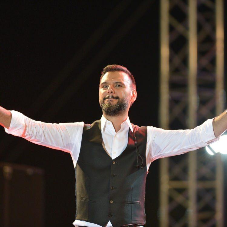 <p><strong>Sanatçının topluma örnek olması gerektiğini savunan Alişan, "Erkek erkek gibi, kadın da kadın gibi giyinmeli" dedi.</strong></p>