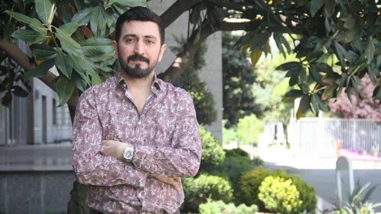<p><span style="color:#0000CD"><strong>EDİS'İN KIYAFETİ FERMAN TOPRAK'I KIZDIRMIŞTI</strong></span></p>
<p><strong>Ünlü şarkıcı Ferman Toprak da Harbiye konserinde transparan kıyafet tercih eden Edis'i sert sözlerle eleştirmişti. "Kötü örnek oluyorsunuz" diyerek tepki gösteren Toprak, şu ifadeleri kullanmıştı:</strong></p>
<p><strong>"Artık bu işin b..nu çıkartıyorlar, ulan sesin var, şarkıların güzel neden bu haller, neden Avrupa'nın yaptığı güzel işleri yapmıyoruz da bizim kültürümüze ters olan her şeyi yapıyorsunuz? Evlatlarımıza gençlerimize kötü örnek oluyorsunuz yeter."</strong></p>