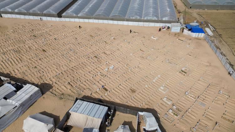 <p>İsrail'in Gazze Şeridi'ne 8 Ekim 2023'te başladığı saldırılarda hayatını kaybedenlerin sayısının ise 68 bin 116’ya, yaralıların sayısının 170 bin 200'e yükseldiği ifade edildi.</p>
<p> </p>
<p>Gazze Şeridi'nde enkaz altında hâlâ binlerce ölü olduğu belirtiliyor.</p>