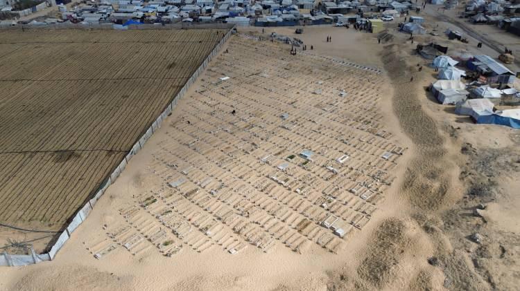 <p>İsrail ordusunun, Gazze Şeridi'nde ateşkesin yürürlüğe girmesine rağmen dün evlerine dönmeye çalışan Filistinlilere açtığı ateş sonucu 7 kişinin hayatını kaybettiği bildirilmişti.</p>
<p> </p>
<p>Hamas, saldırıları, İsrail ordusunun birkaç gün önce yürürlüğe giren ateşkesi ihlali olarak değerlendirmişti.</p>