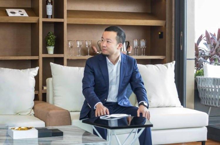 <p><span style="color:#B22222"><strong>ZORLA ÇALIŞTIRMA VE KÜRESEL DOLANDIRICILIK İDDİALARI</strong></span></p>
<p>Son yıllarda özellikle Kamboçya ve Myanmar’da hızla büyüyen yasa dışı çevrimiçi dolandırıcılık sektörü, binlerce kişiyi sahte iş ilanlarıyla kandırarak zorla çalıştırıyor.</p>
<p>Bu kişiler, genellikle işkence tehdidi altında, romantik dolandırıcılıklar da dahil olmak üzere küresel çapta internet dolandırıcılığı yapmak zorunda bırakılıyor.</p>