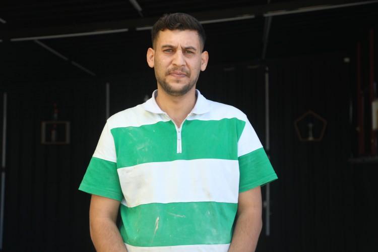 <p><span style="color:#A52A2A"><strong>MAAŞINI EKSİK ALDI İDDİASI</strong></span></p>
<p>Vedat Kurt, yaşadığı Şanlıurfa'nın Suruç ilçesinden, çalışmak için 2020 yılında Antalya'nın Kepez ilçesindeki sanayi sitesine geldi.</p>
<p> </p>
<p>Burada yaklaşık 10 ay çalışan Kurt, iddiaya göre, maaşını eksik almaya başladı.</p>