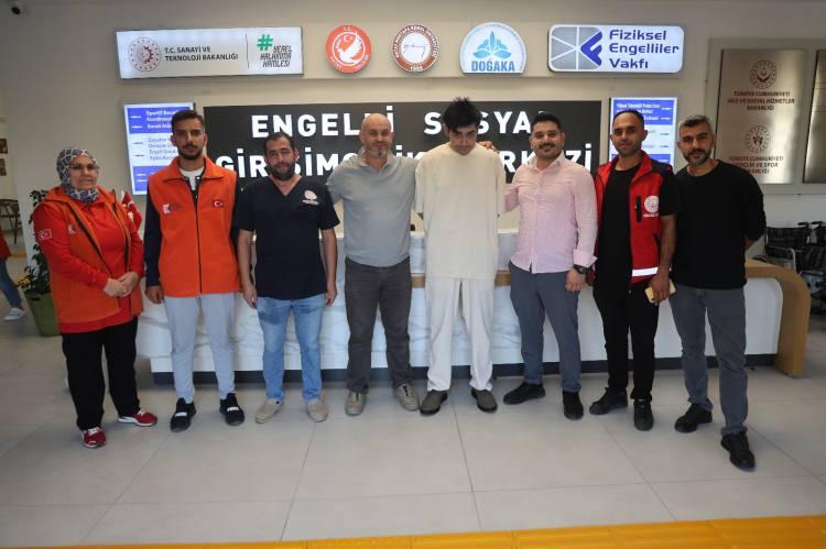 <p>SOSYAL HAYATA İLK ADIM</p>
<p>Aile ve Sosyal Hizmetler İl Müdürlüğü ekipleri tarafından Engelli Yaşam Merkezi’ne götürülen Özbay’ın kişisel bakımları yapıldı, tıraş olup banyo yaptı. Özbay, 3 yıl sonra evden çıkarılarak sosyal hayata dönme yolunda ilk önemli adımı atmış oldu.</p>
