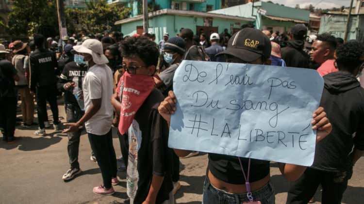 <p>Madagaskar'da derinleşen ekonomik kriz ile uzun süredir devam eden elektrik ve su kesintileri nedeniyle başkent Antananarivo'da başlayan hükümet karşıtı Z Kuşağı (Gen-Z) gösterileri, diğer büyük şehirlere de yayılarak Cumhurbaşkanı Andry Rajoelina hükümetine yönelik protestolara dönüştü.</p>