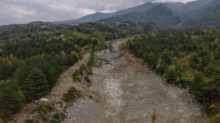 <p>Nilüfer Barajı'nda su tamamen tükendi. Doğancı Barajı'nda su seviyesi ise düşmeye devam ediyor.</p>
<p> </p>
<p>Bursa'da barajların genel doluluk ortalaması sıfırın altında.</p>
