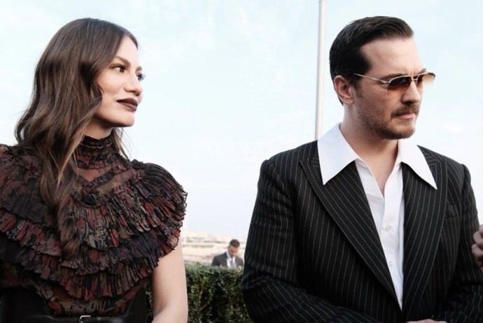<p>Etkinlik sonrası, <strong>Cannes'dan dönerken</strong> havaalanında kameralara yakalanan <strong>Ulusoy</strong> ve <strong>Özdemir</strong>, yorulmuş olmalarına rağmen neşeli ve enerjik tavırlarıyla dikkat çekti. </p>