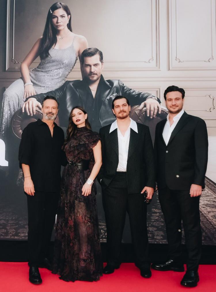 <p>Davete, dizinin başrol oyuncuları <strong>Çağatay Ulusoy</strong> ve <strong>Demet Özdemir</strong> birlikte katıldı.</p>