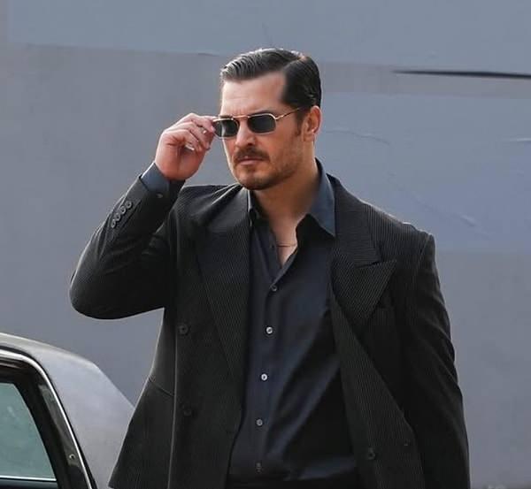 <p><strong>Özdemir</strong>, her zamanki pozitif enerjisini yansıtırken, <strong>Ulusoy'</strong>un yüzündeki <strong>yorgunluk</strong> ise gözlerden kaçmadı.</p>