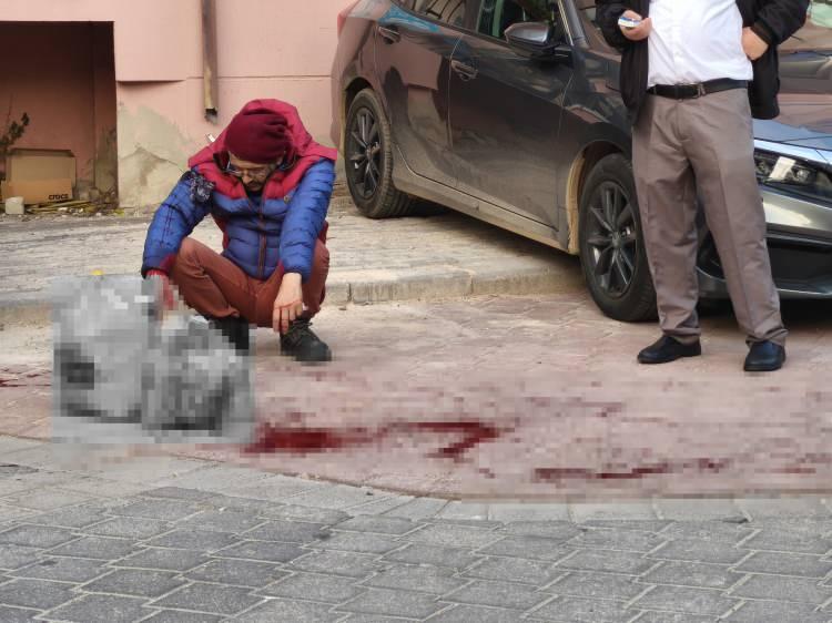 <p>Denizli’de psikolojik sorunları olduğu iddia edilen ve aynı evde yaşayan iki kardeş arasındaki kavgada kan aktı. Kardeşlerden biri, diğerini sokak ortasında bıçakladı.</p>
<p> </p>