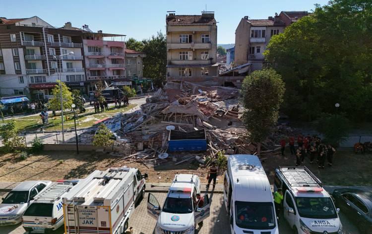 <p><span style="color:rgb(0, 0, 0)">Prof. Dr. Sözbilir, Batı Anadolu'nun iç kısımlarında da deprem hareketliliğinin sürdüğünü belirterek, </span><strong>"Batı Anadolu jeotermal potansiyeli yüksek bir bölge. Faylar deprem üretmeye başladığı zaman jeotermal sistemin varlığı nedeniyle sarsıntılar hemen bitmiyor. Simav ve Sındırgı faylarında da böyle bir durum yaşanıyor.</strong><span style="color:rgb(0, 0, 0)">" ifadesini kullandı.</span></p>