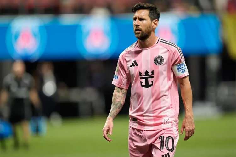 <p>Listenin ilk sırasında yer alan Cristiano Ronaldo ile ikinci sıradaki Lionel Messi’nin arasındaki fark dikkat çekerken listedeki toplam kazanç ise 945 milyon dolara ulaştı.</p>