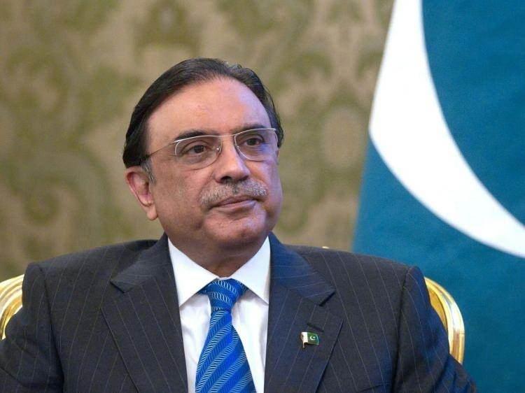 <p><strong><span style="color:#B22222">14)&nbsp; ASIF ALI ZERDARI&nbsp;</span> |&nbsp; Pakistan Başkanı</strong></p>

<p>&nbsp;</p>

<p>Asif Ali Zerdari, siyasi deneyimi ve karmaşık i&ccedil; politik dengeleri y&ouml;netme becerisiyle tanınan, kriz d&ouml;nemlerinde diplomatik ve pragmatik yaklaşımlarıyla Pakistan&rsquo;ı istikrarlı bir şekilde y&ouml;nlendirebilecek bir lider olarak &ouml;ne &ccedil;ıkıyor.</p>
