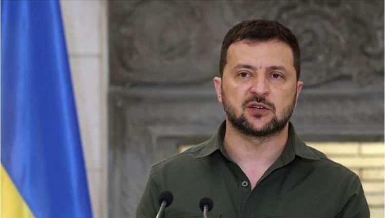 <p><strong><span style="color:#B22222">13)&nbsp; VOLODIMIR ZELENSKI</span>&nbsp; |&nbsp; Ukrayna Başkanı</strong></p>

<p>&nbsp;</p>

<p>Volodimir Zelenski, savaş ve kriz koşullarında liderlik g&ouml;sterme yeteneği ve uluslararası dayanışmayı g&uuml;&ccedil;lendirme &ccedil;abalarıyla Ukrayna&rsquo;yı y&ouml;nlendirebilme kapasitesine sahip, kararlı ve etkili bir lider olarak &ouml;ne &ccedil;ıkıyor.</p>
