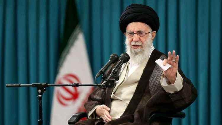 <p><strong><span style="color:#B22222">7)&nbsp; ALİ HAMANEY&nbsp;</span> &nbsp;|&nbsp; İran Dini Lideri</strong></p>

<p>&nbsp;</p>

<p>Ali Hamaney, dini otoritesi ve uzun yıllara dayanan siyasi tecr&uuml;besiyle İran&rsquo;da merkezi kontrol&uuml; elinde tutan, kriz ve belirsizlik d&ouml;nemlerinde g&uuml;&ccedil;l&uuml; kararlar alabilen bir lider olarak &ouml;ne &ccedil;ıkıyor.</p>
