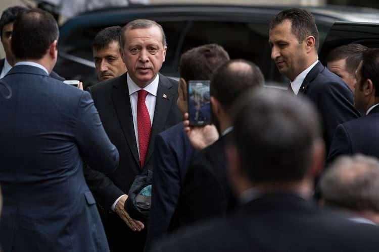 <p>Erdoğan, &ouml;zellikle Suriye i&ccedil; savaşı, m&uuml;lteci krizi, ve Karabağ Savaşı gibi &ccedil;atışmalarda etkili bir diplomasi ve askeri strateji sergileyerek T&uuml;rkiye'yi b&ouml;lgesel bir g&uuml;&ccedil; olarak konumlandırdı.</p>

<p>&nbsp;</p>

<p>T&uuml;rk Lirası&rsquo;ndaki dalgalanmalara rağmen, Erdoğan&rsquo;ın ekonomi y&ouml;netimi uluslararası arenada tartışmalara yol a&ccedil;sa da T&uuml;rkiye'yi g&uuml;&ccedil;l&uuml; bir ticaret merkezi haline getirdi.</p>

<p>&nbsp;</p>

<p>İslami liderlik vurgusu, &ouml;zellikle Orta Doğu ve M&uuml;sl&uuml;man d&uuml;nyasında T&uuml;rkiye'nin etkinliğini artırıyor.</p>

<p>&nbsp;</p>

<p><strong>Ayrıca Gazze&rsquo;de barış anlaşmasının imzalanmasında oynadığı kilit rol ile b&ouml;lgesel istikrarı sağlama &ccedil;abalarıyla dikkat &ccedil;ekiyor.</strong></p>
