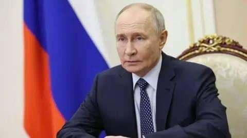 <p>Vladimir Putin'in g&uuml;&ccedil;l&uuml; liderliği, askeri g&uuml;c&uuml;, enerji kaynakları &uuml;zerindeki hakimiyeti, jeopolitik stratejileri, i&ccedil; politikada otoriter y&ouml;netim tarzı ve diplomatik yetenekleri ile şekilleniyor.</p>

<p>&nbsp;</p>

<p><strong>Putin, Rusya'yı k&uuml;resel g&uuml;&ccedil;ler arasında tutmayı başarmış ve d&uuml;nya politikasında &ouml;nemli bir akt&ouml;r olarak yerini sağlamlaştırmıştır. Bu nedenle, k&uuml;resel sıralamalarda y&uuml;ksek sıralarda yer almayı hak ediyor.</strong></p>
