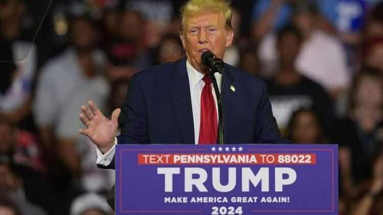 <p>Donald Trump, Amerika Birleşik Devletleri&rsquo;nin 45. Başkanı olarak k&uuml;resel siyasette g&uuml;&ccedil;l&uuml; bir etki yaratmıştır. Pop&uuml;list politikaları, ekonomik milliyet&ccedil;ilik ve Amerika'nın &ccedil;ıkarlarını &ouml;n plana koyan dış politikası ile dikkat &ccedil;ekmiştir.</p>

<p>&nbsp;</p>

<p><strong>Trump, ABD'nin g&uuml;&ccedil;l&uuml; askeri kapasitesini ve ekonomik g&uuml;c&uuml;n&uuml; savunmuş, g&uuml;mr&uuml;k tarifeleri ve ticaret anlaşmaları ile k&uuml;resel ekonomik dengeyi sarsan kararlar almıştır.</strong></p>
